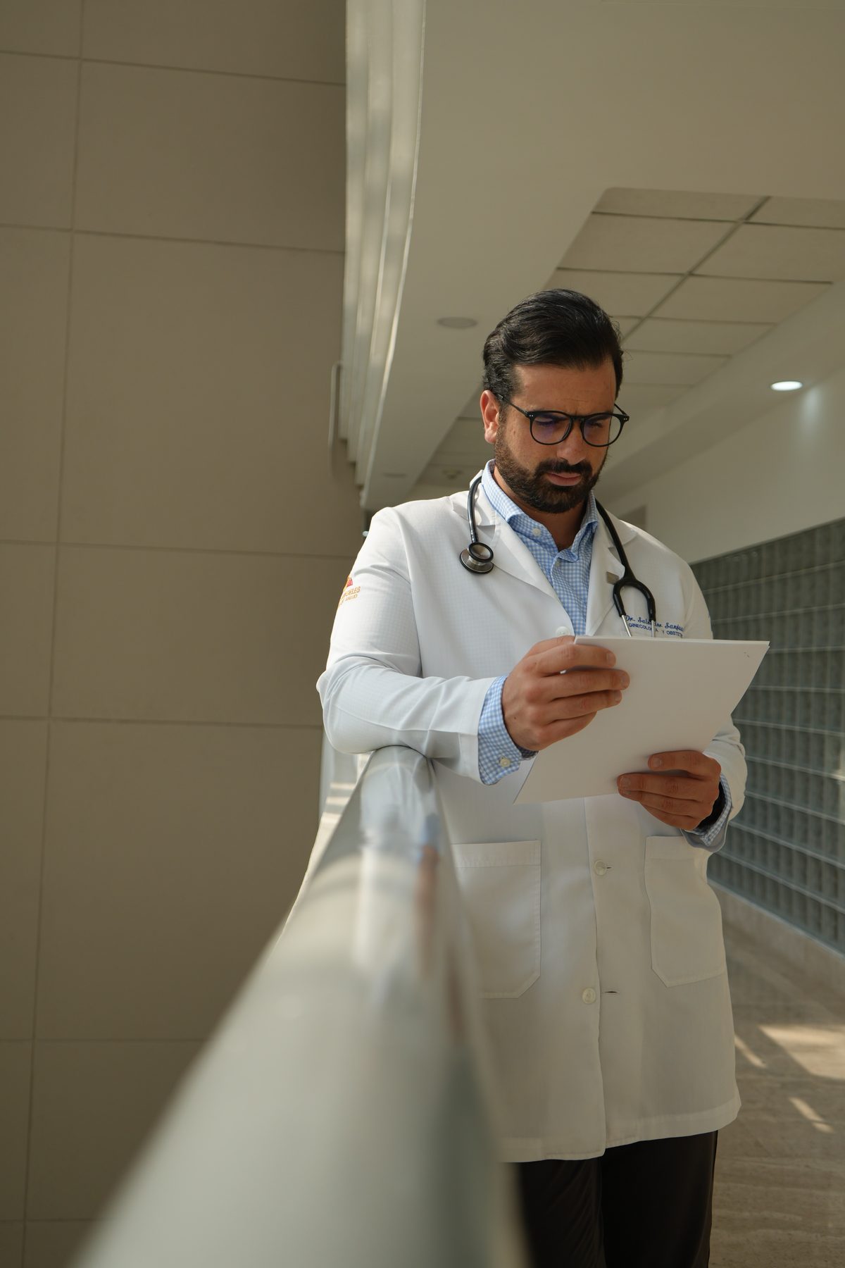 Dr. Salvador Sanjuán Jiménez en consulta